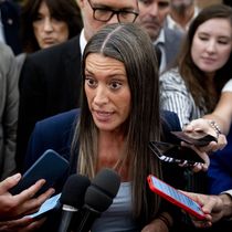 Foto: Miriam Nigueras atiende a la prensa antes del pleno del viernes en el Congreso sobre los decretos de vivienda. (Europa Press/Pérez Meca)