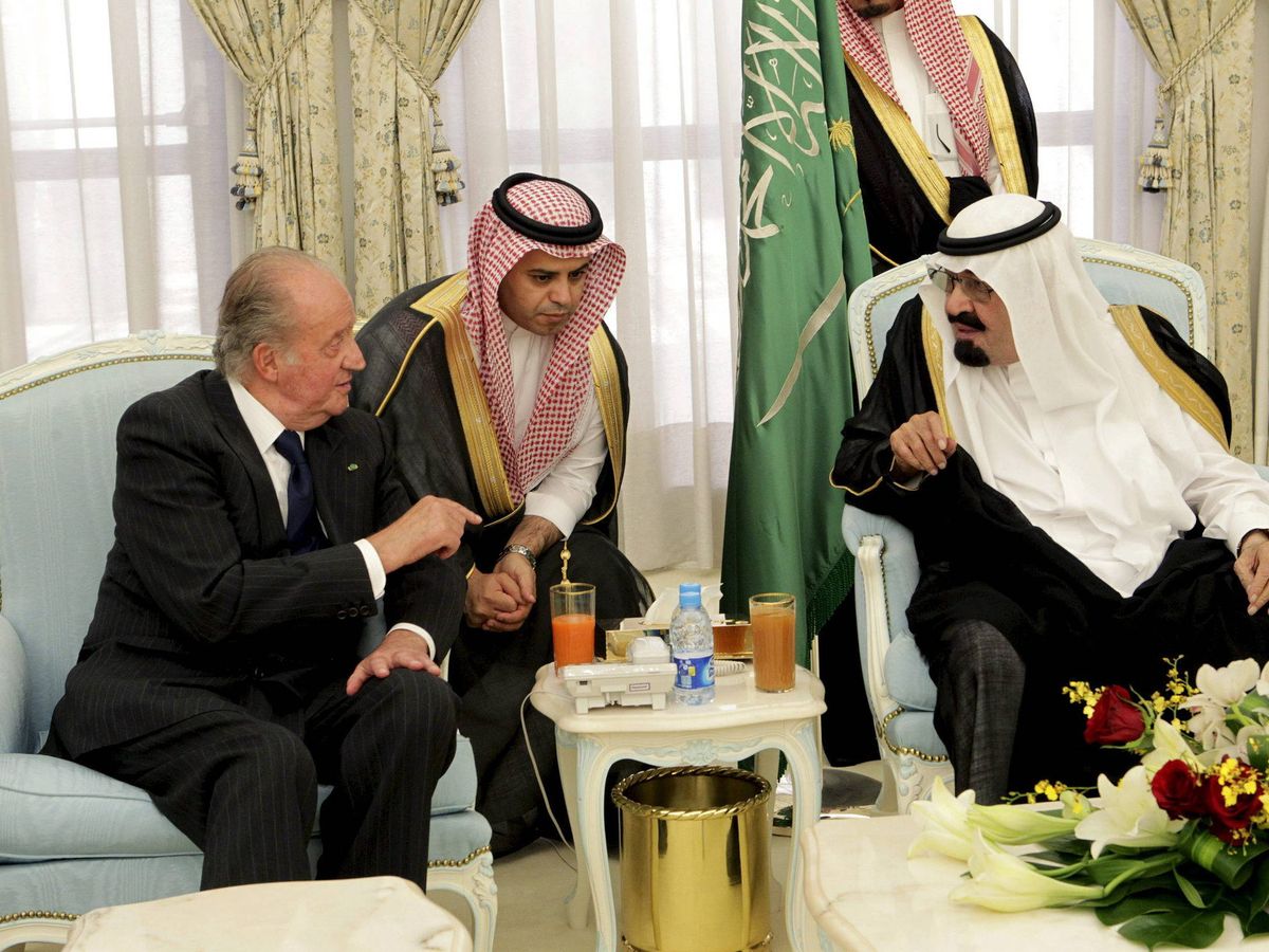 Foto: Juan Carlos I, en su viaje en 2012 a la ciudad saudí de Taif para expresar su pésame al rey de Arabia Saudí Abdalá bin Abdelaziz (d), tras la muerte de su hijo. (EFE)