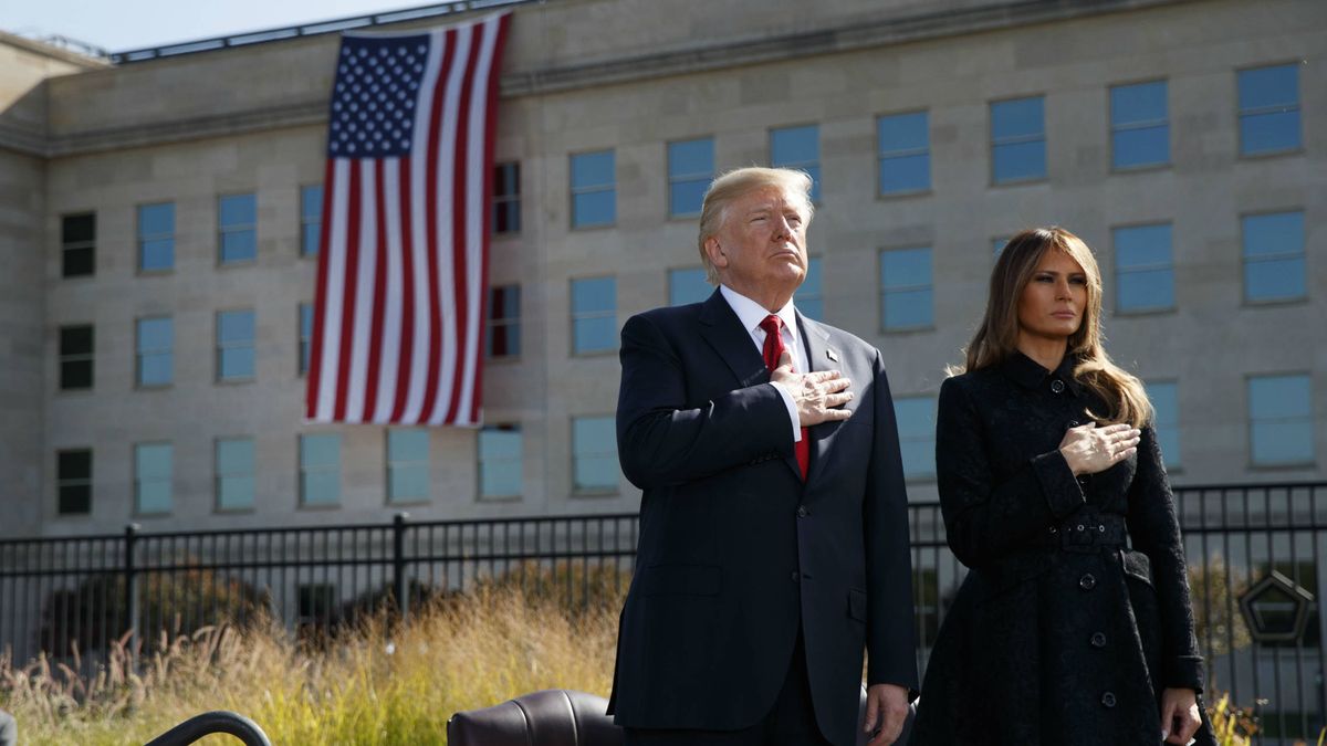 El criticado empujón de Donald Trump a su mujer, Melania Trump, delante de las tropas