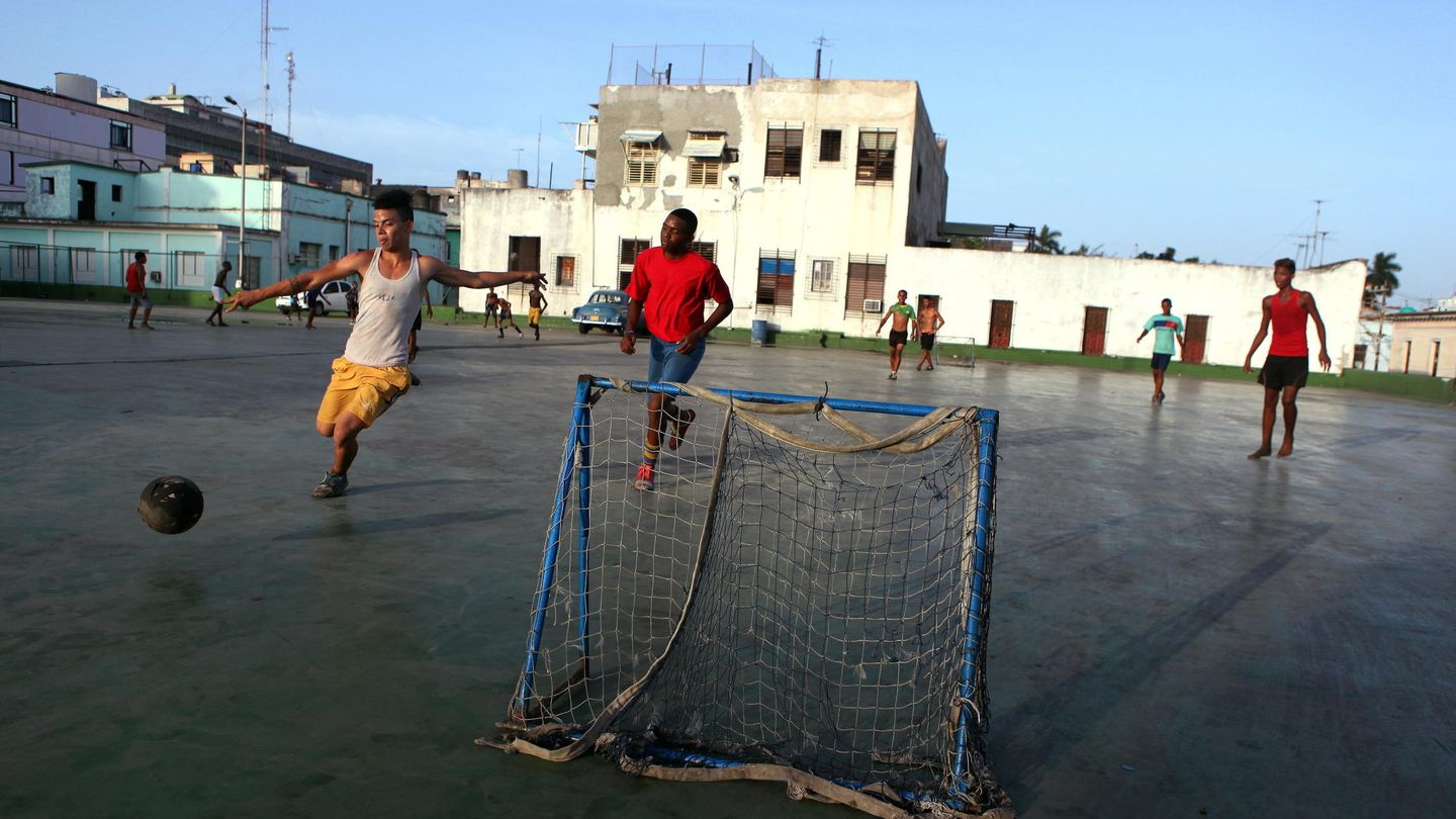 Fútbol en La Habana. (EFE)