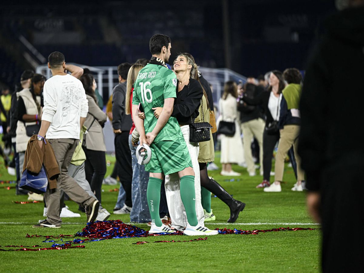 Foto: El jugador Sergio Rico y su mujer, Alba Silva, durante el último partido del PSG (Gtres)