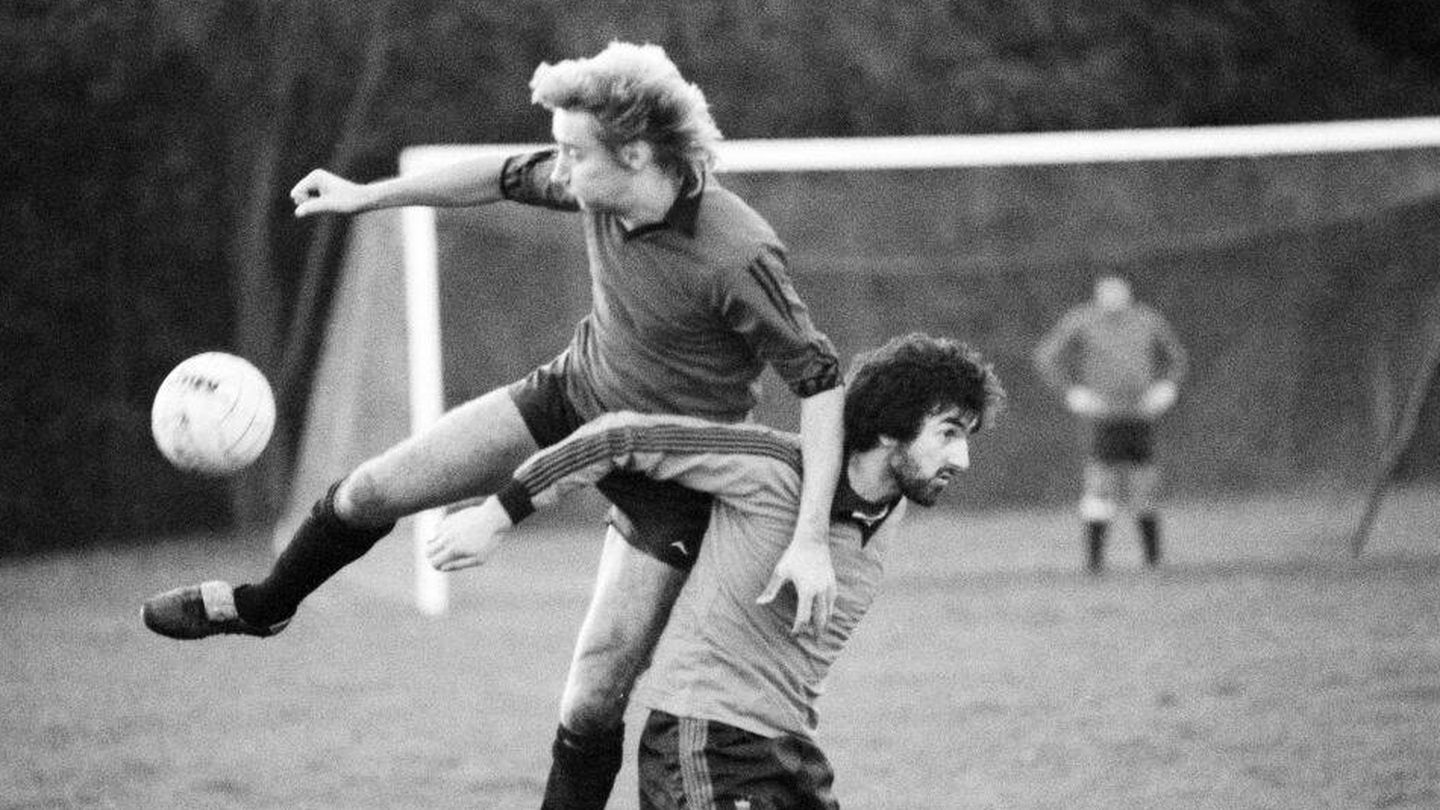 Rod Stewart, jugando al fútbol en los 70. (Getty)