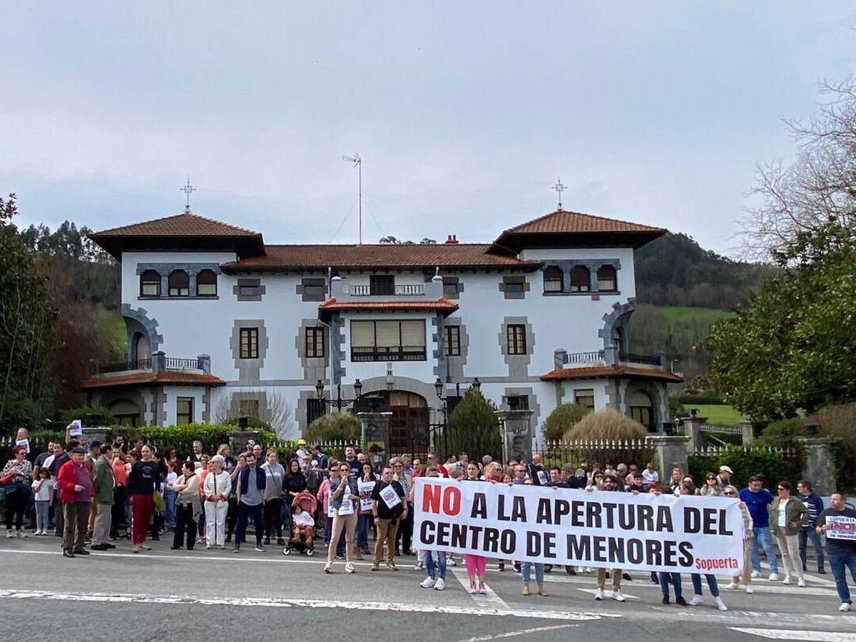 Foto: Concentración en Sopuerta (Vizcaya) contra la apertura de un centro de menores inmigrantes. (Cedida)