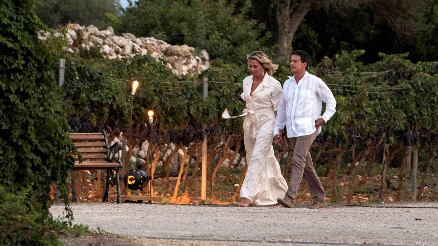 Manuel Valls y Susana Gallardo se preparan para recibir a los invitados a su boda. (EFE)