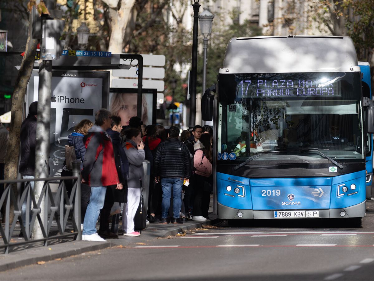 Foto: Autobuses de la EMT en Madrid. (Europa Press/Eduardo Parra)