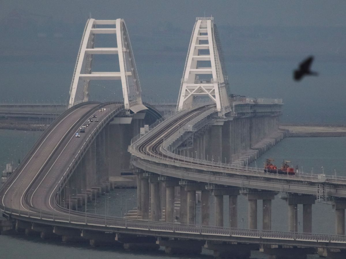 Foto: El puente de Kerch, en Crimea, tras la explosión. (Reuters/Alexey Pavlishak) 