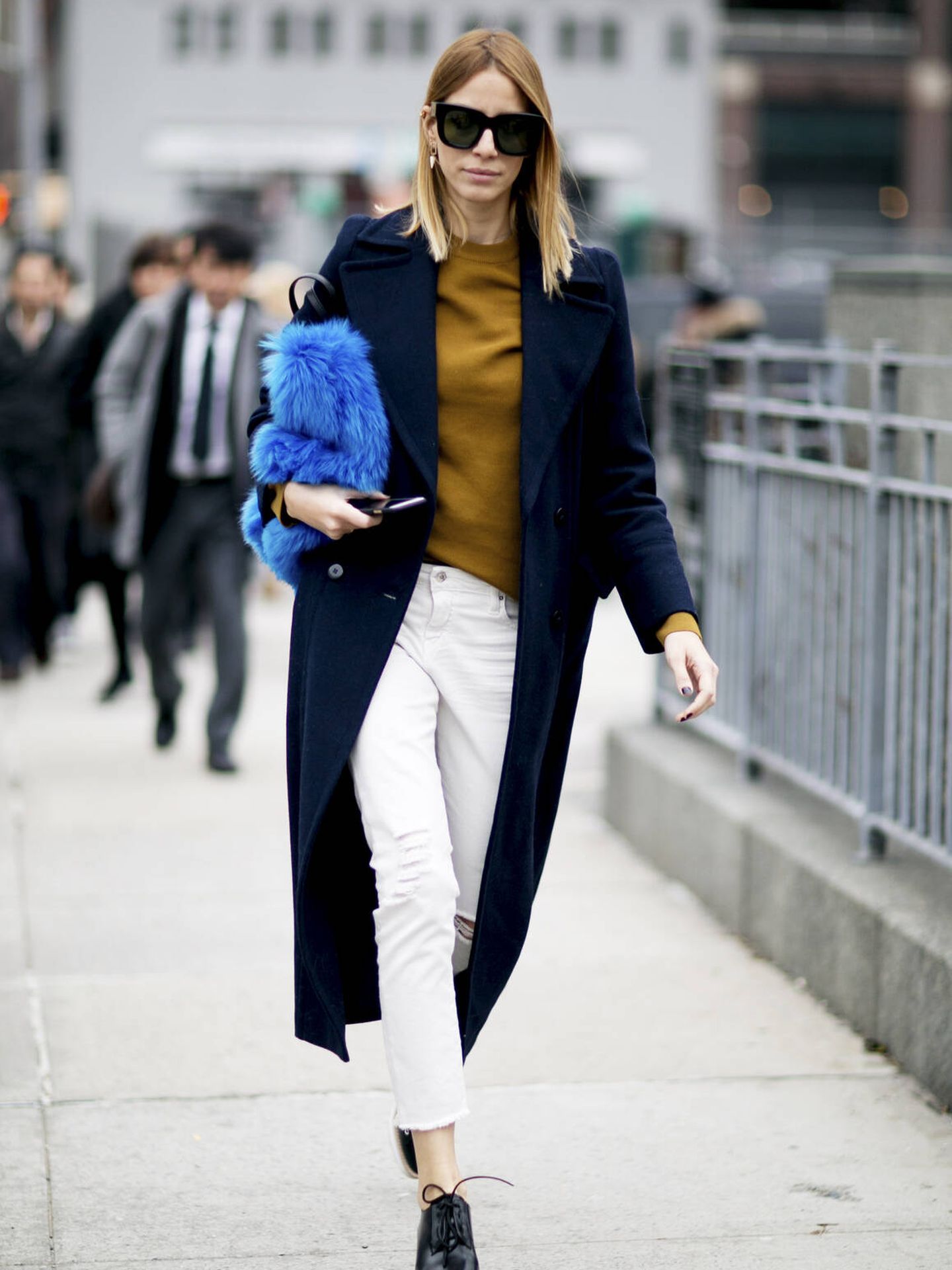 Insider pasea por las calles de Nueva York con abrigo azul marino. (Imaxtree)