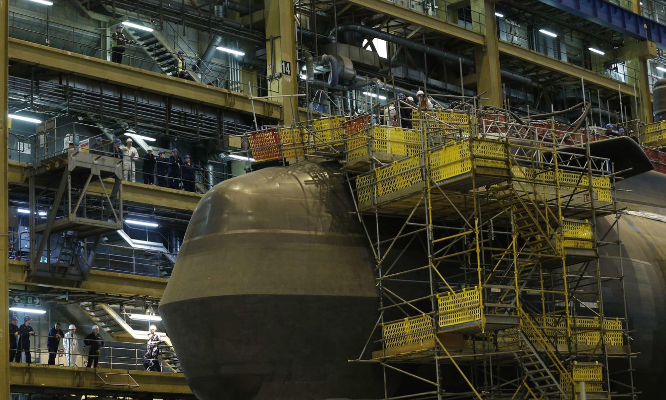Un submarino Astute en construcción en el astillero de Barrow-in-Furness, norte de Inglaterra, en 2014 (Reuters)