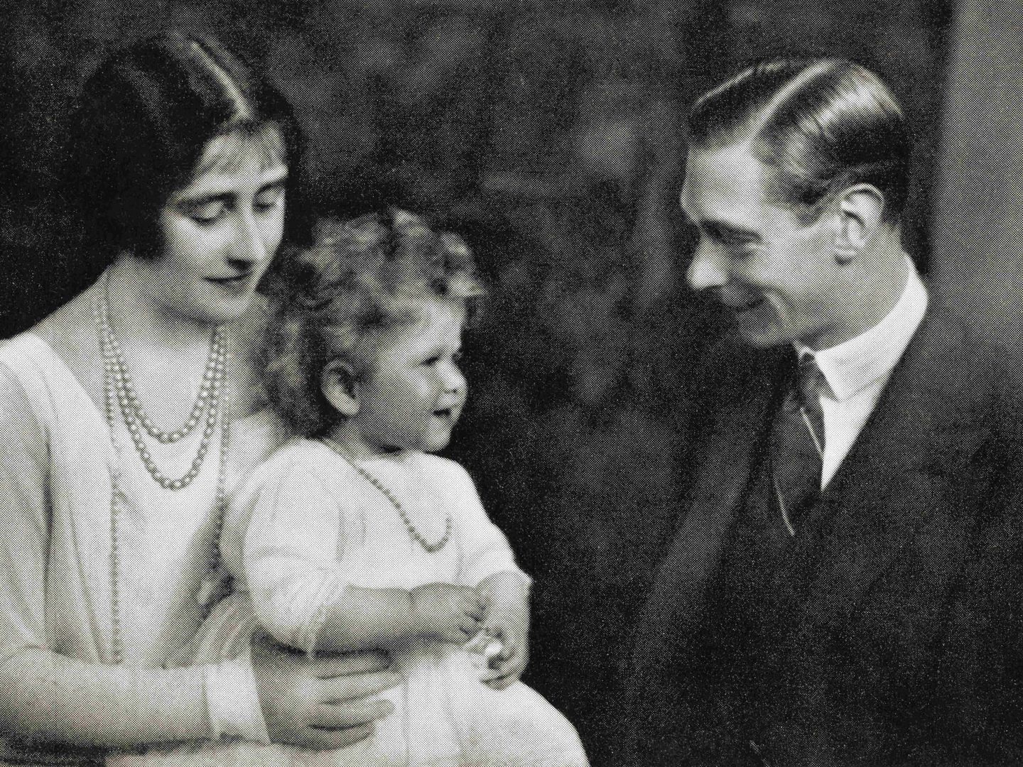Isabel II, con sus padres. (CP)