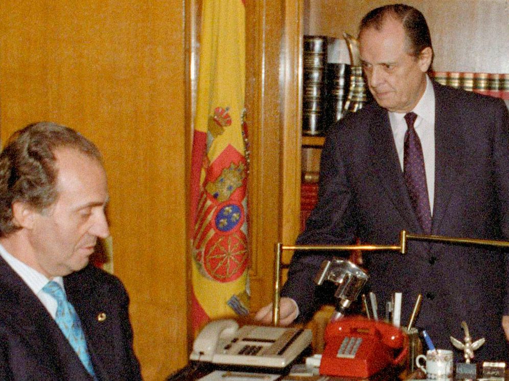 Foto: Sabino Fernández Campo y el rey Juan Carlos. (EFE)