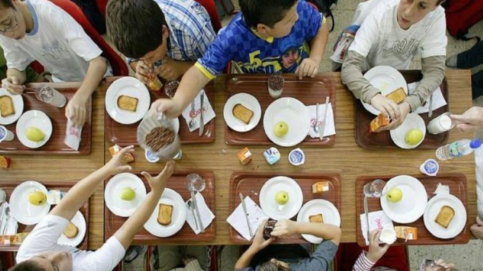Foto: Niños comiendo el postre en un comedor escolar. 