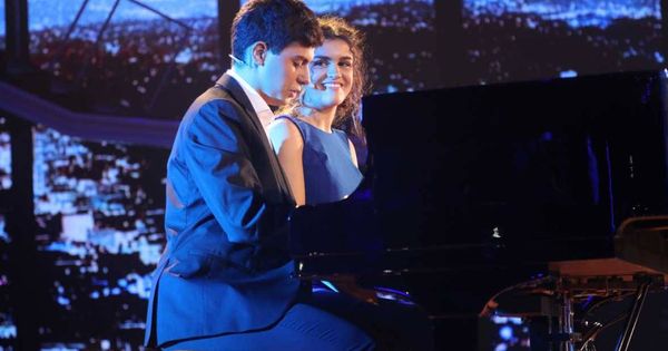 Foto: Amaia y Alfred tocan el piano durante su actuación en 'Operación Triunfo 2017'. (RTVE)