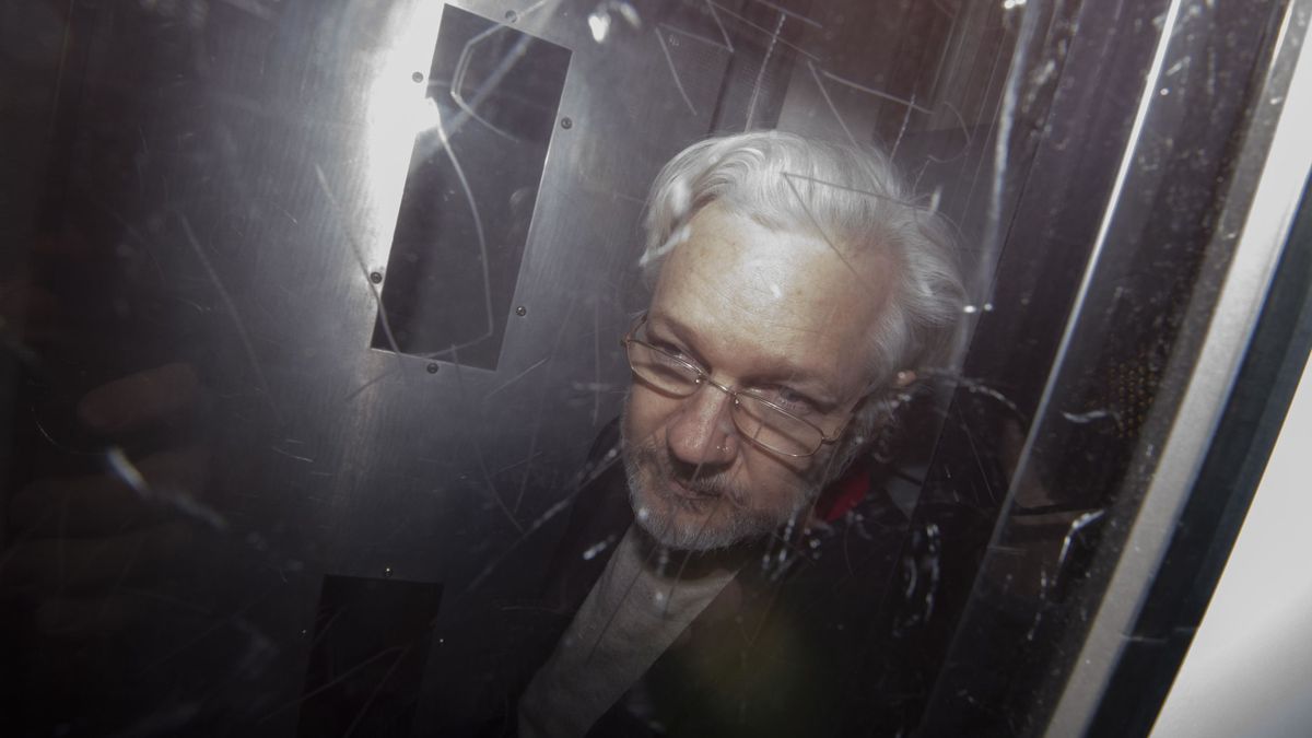 "Assange tenía que reunirse en el baño de mujeres para evitar los micrófonos"