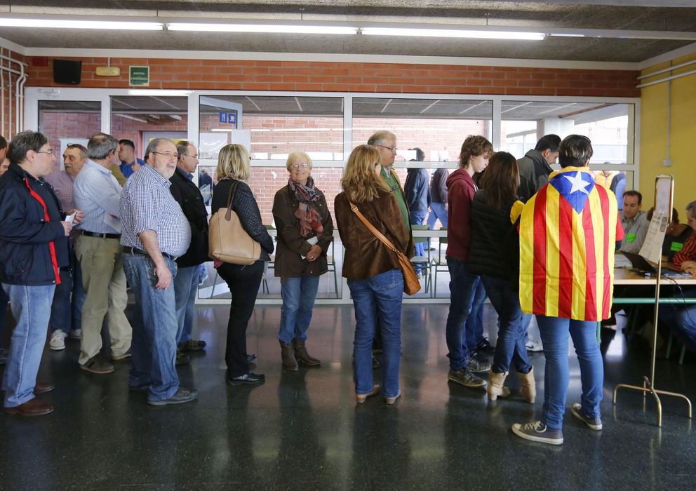 Foto: Colas para votar en una mesa electoral de Barcelona. (Reuters) 