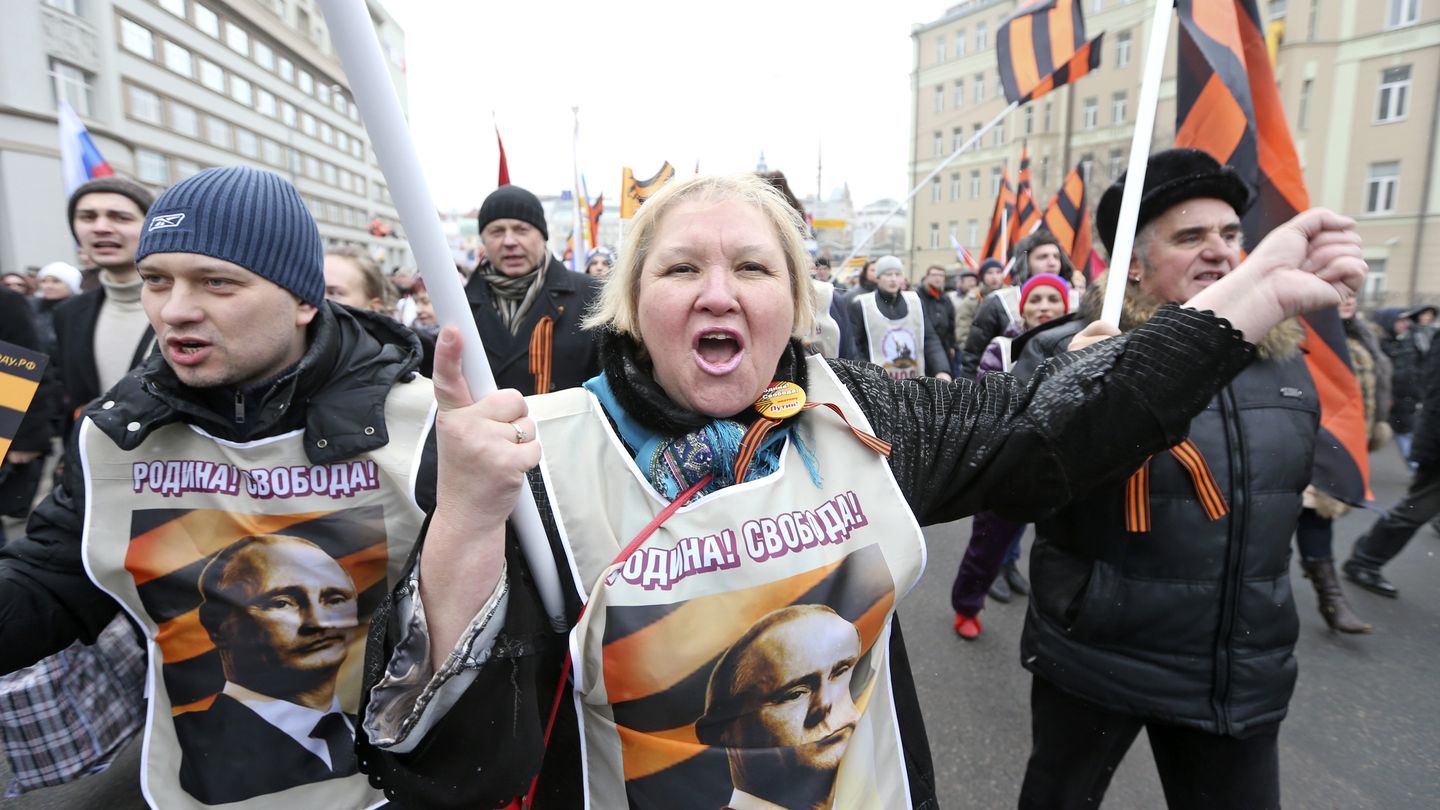 Manifestación en Moscú a favor de la intervención en Crimea celebrada el 28 de febrero en Moscú (Reuters).