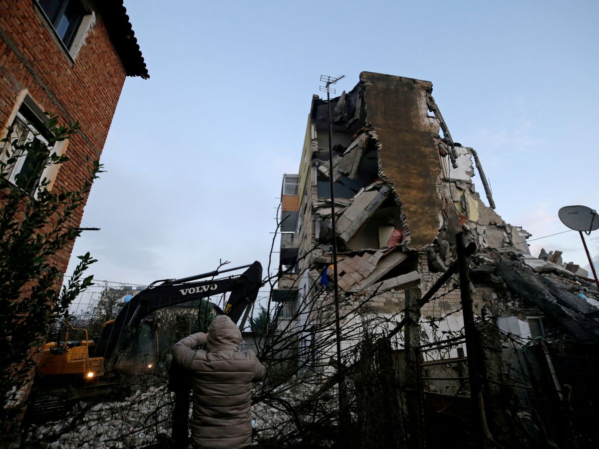 Foto: Equipos de emergencias buscan a víctimas y heridos entre los escombros tras el terremoto en Albania. (Reuters)