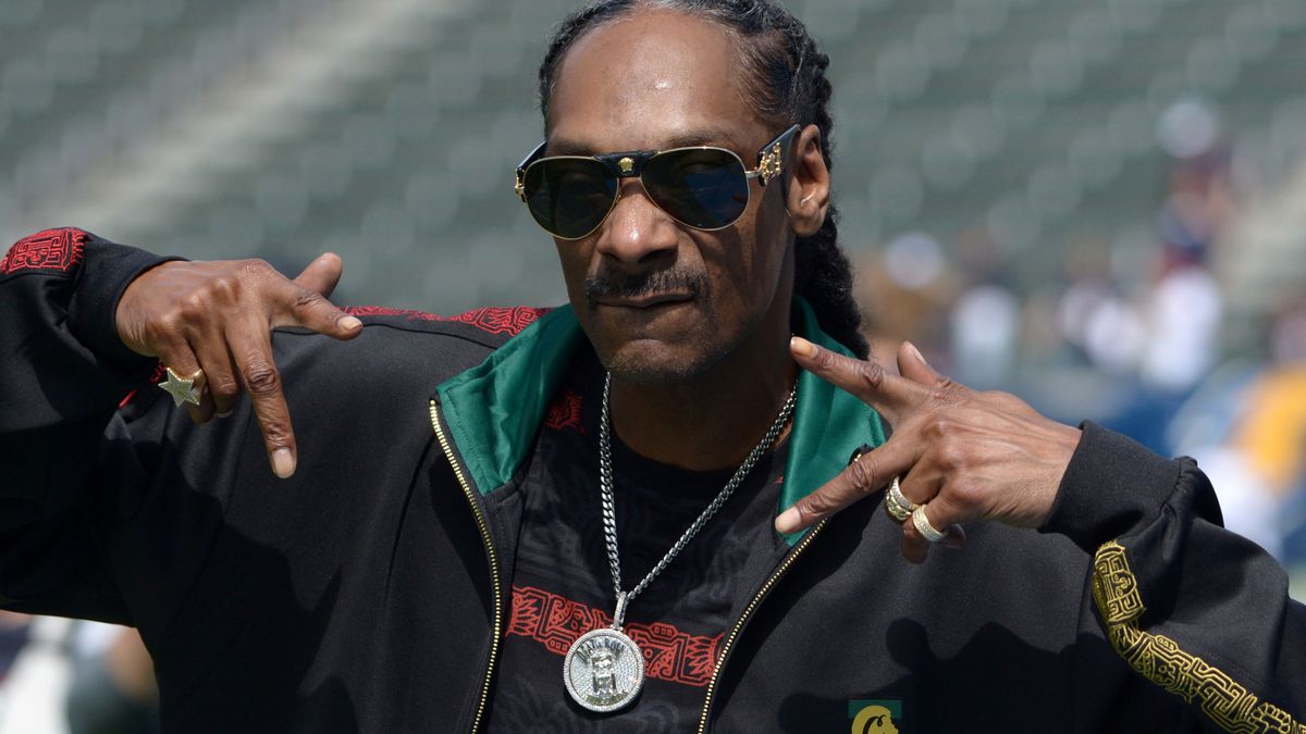 Snoop Dogg tiene un empleado para liar sus porros y probablemente cobra más que tú