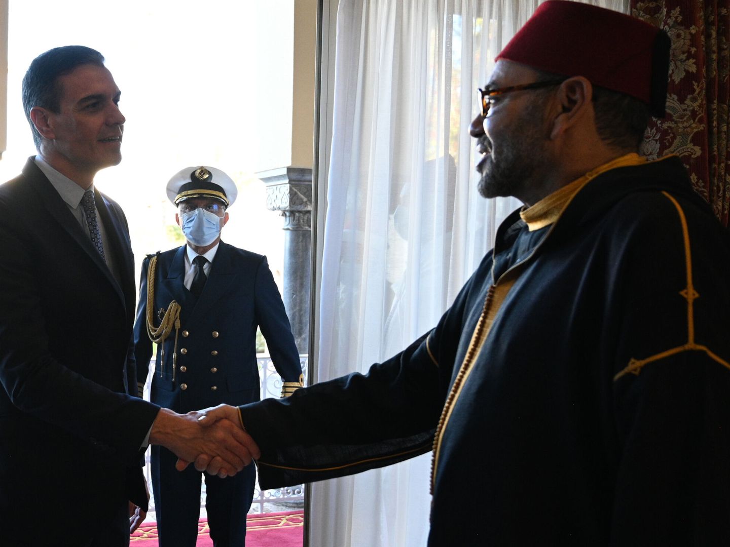 El presidente del Gobierno español, Pedro Sánchez, saluda al rey Mohamed VI de Marruecos (d). (EFE)