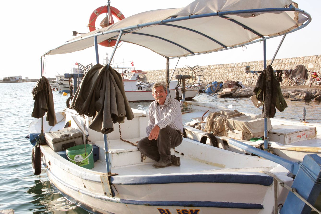 Feyzullah Aldirma, en su bote, después de una jornada de pesca. (P. Cebrián) 