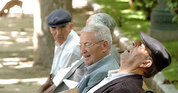 Foto: Grupo de jubilados en un parque (EFE)