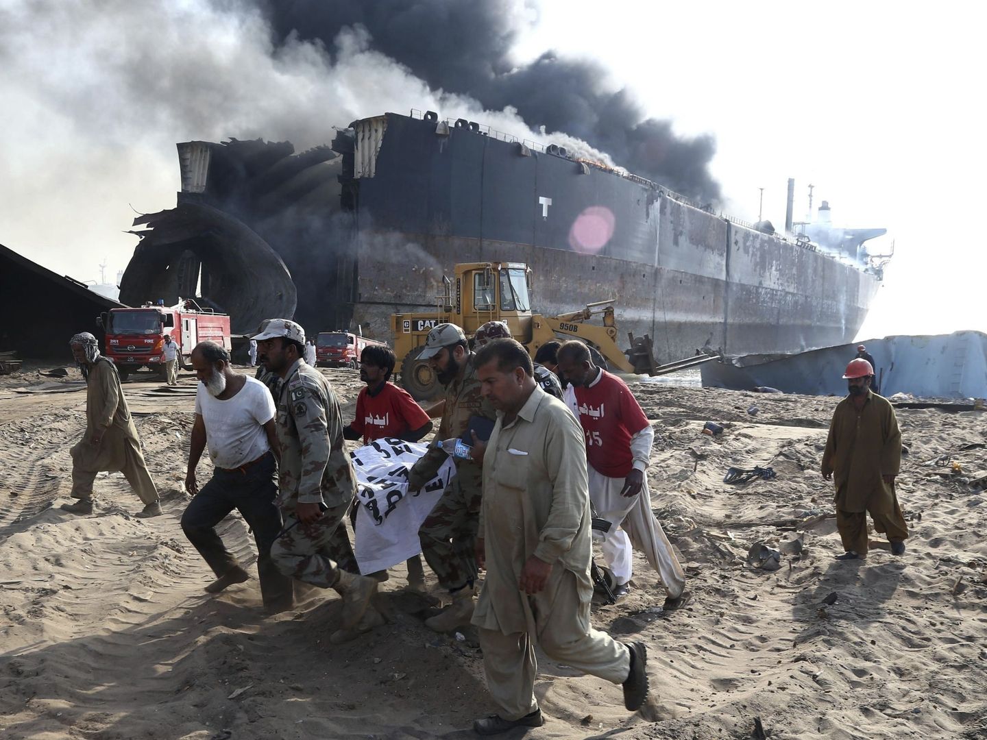 Un incendio en un petrolero que estaba siendo desguazado causó 29 muertes en Gadani (Pakistán) en 2016. (EFE)