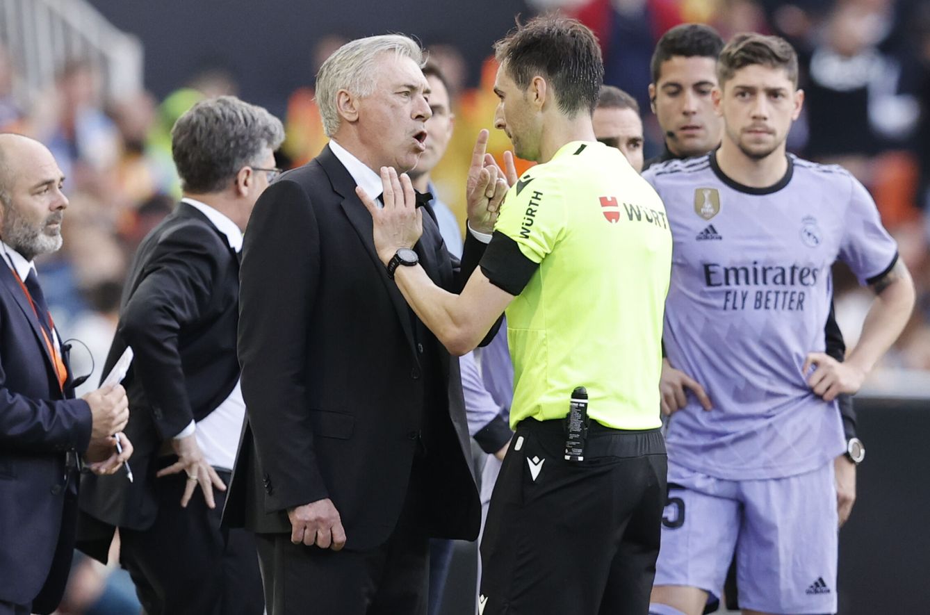 Ancelotti pide explicaciones a De Burgos Bengoetxea en Mestalla. (EFE/Luis Díaz)