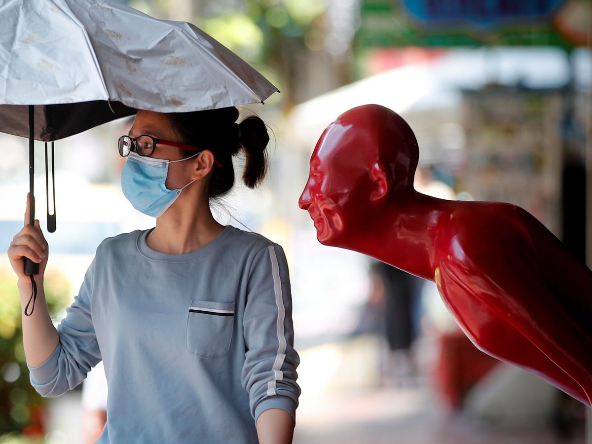 Foto: Una mujer con mascarilla pasea por Khao San Road, en Bangkok. (EFE)