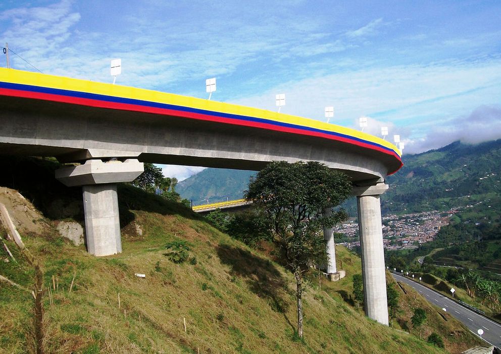 Foto: Concesión Autopistas del Café, puente helicoidal. (Agencia Nacional de Infraestructura, vía flickr)