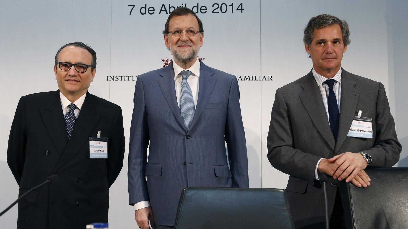 Foto: El presidente en funciones, Mariano Rajoy, junto al presidente del IEF, Javier Moll, y su predecesor, José Manuel Entrecanales. (EFE)