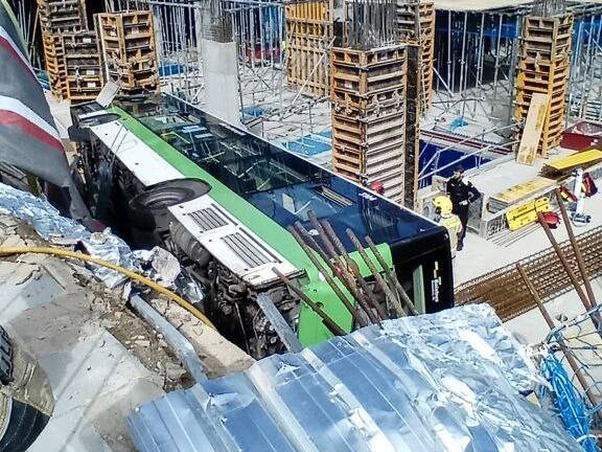 Foto: Autobús encajado en unas obras. (Bomberos)