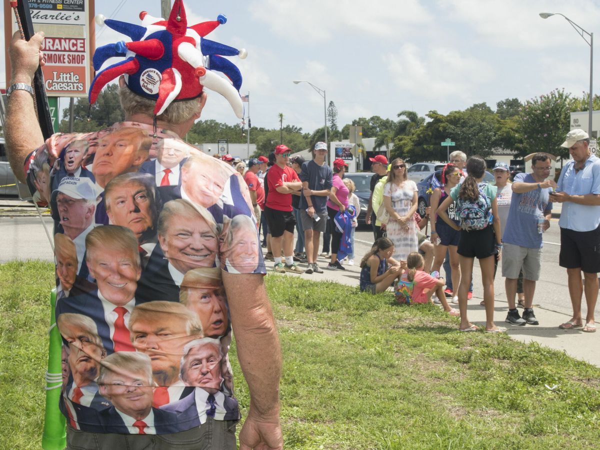 Foto: Un hombre con una curiosa camiseta de Donald Trump en Sarasota, Florida.