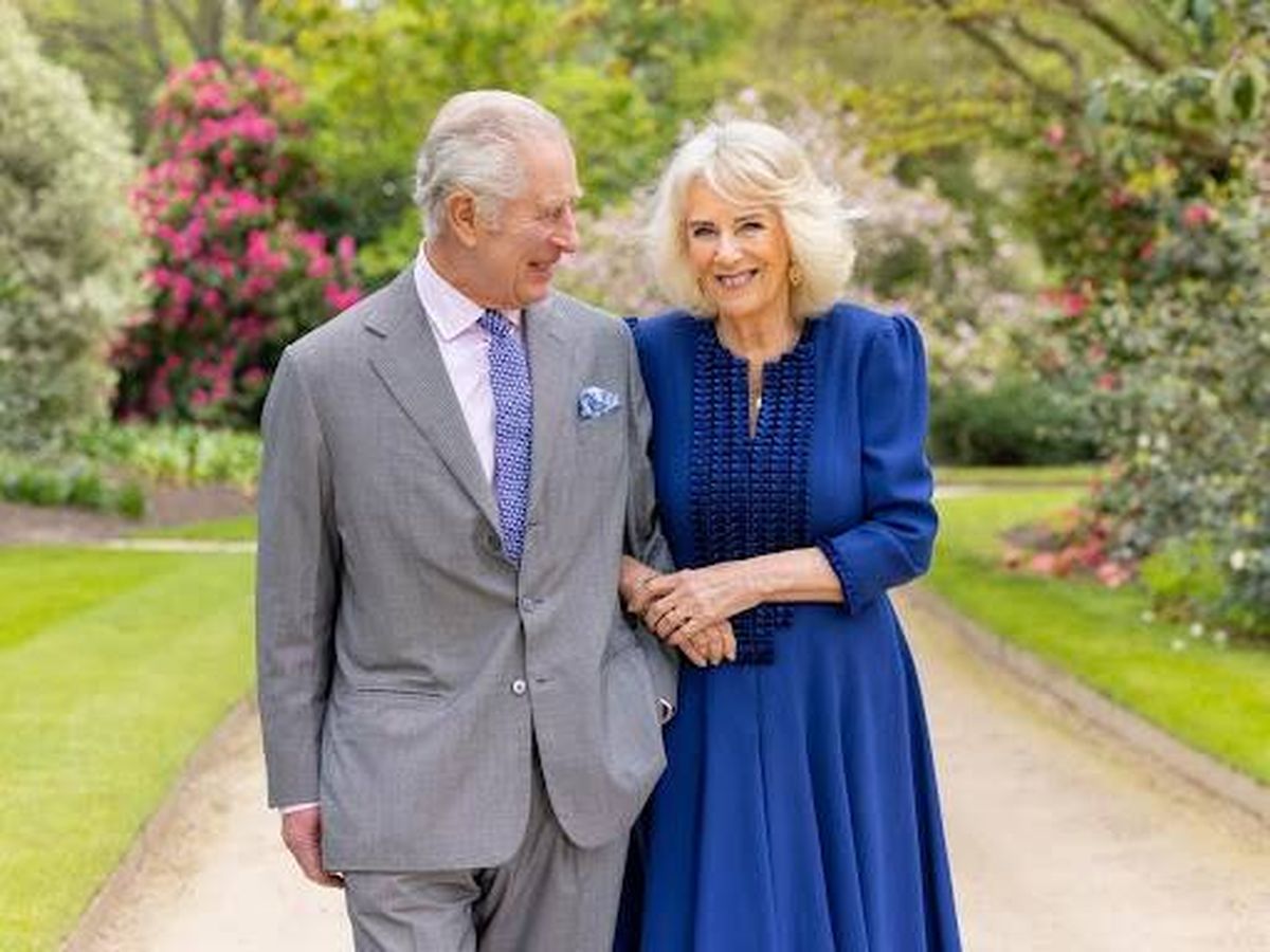Foto: El Rey Carlos III y la Reina Camila posan sonrientes. (Buckingham Palace)