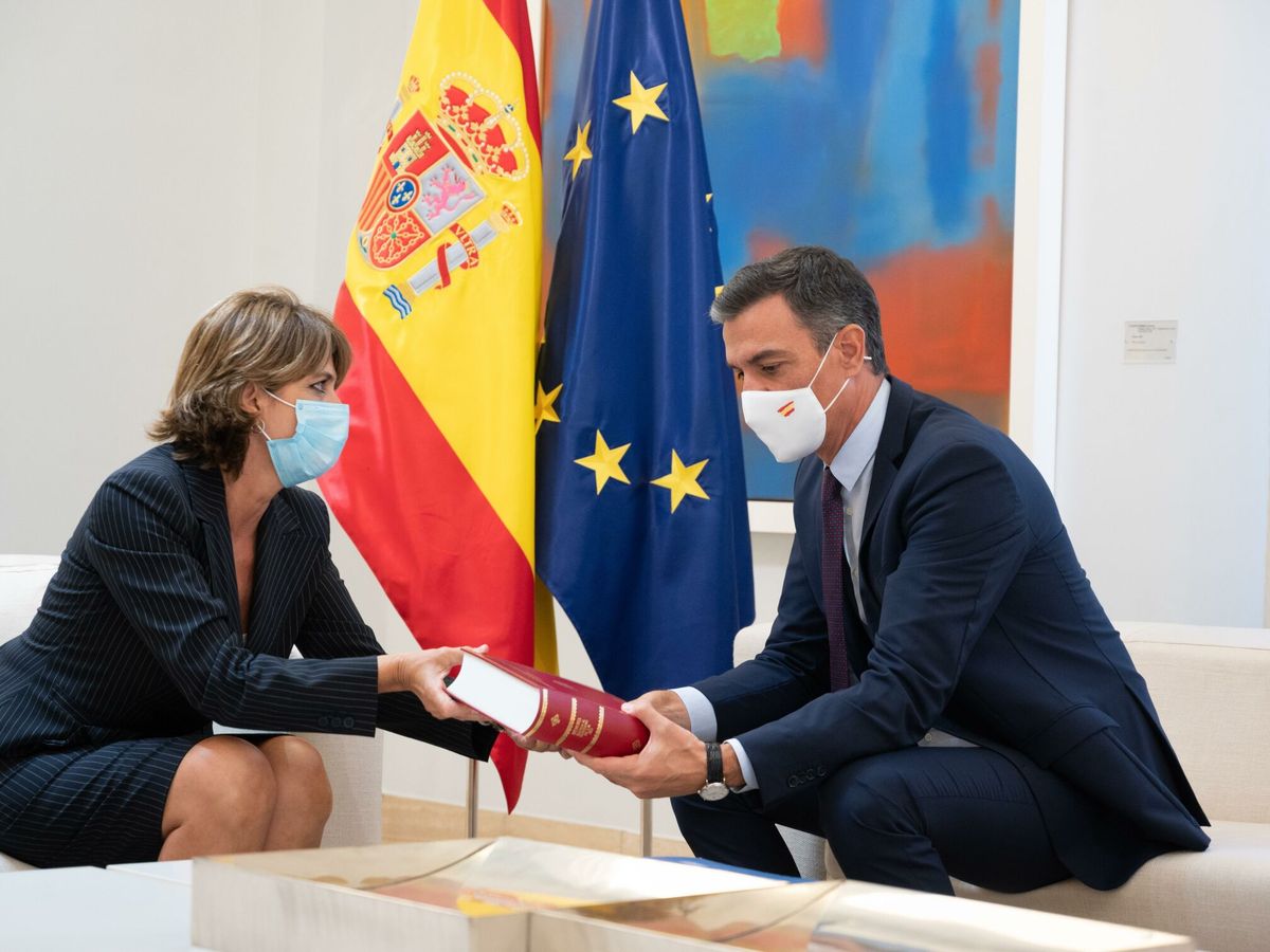 Foto: El presidente del Gobierno, Pedro Sánchez, recibe a la fiscal general del Estado, Dolores Delgado. (EFE)