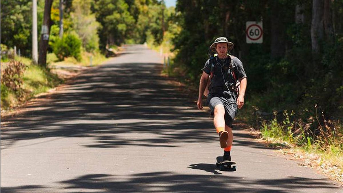 Un aventurero recorre 4.000 kilómetros por Australia en monopatín con su mochila