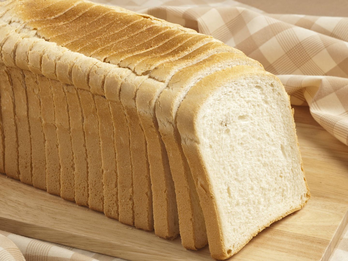 El pan de molde blanco es otro de los alimentos a evitar (Foto: iStock)
