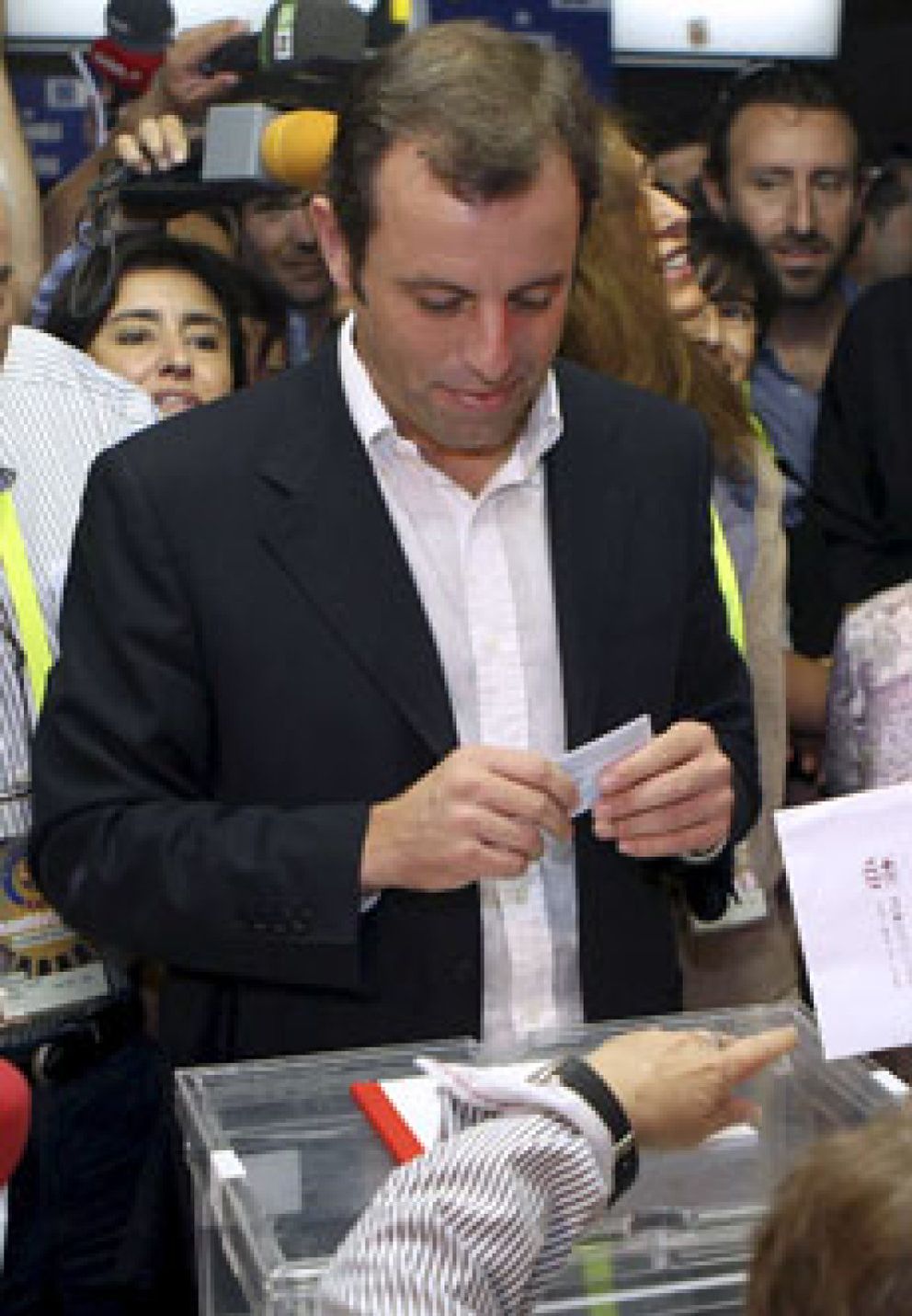 Foto: Sandro Rosell vota entre cánticos de "¡presidente, presidente!"