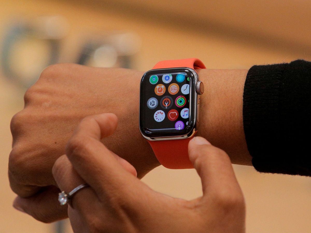 Foto: El Apple Watch tiene varias funciones de salud que ayudan a salvar vidas (Reuters/Brendan McDermid)