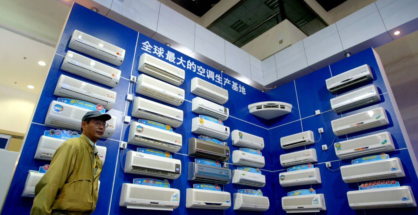 Un hombre observa la oferta de aires acondicionados de una marca china en una feria de electrodomésticos en Pekin. (Reuters)