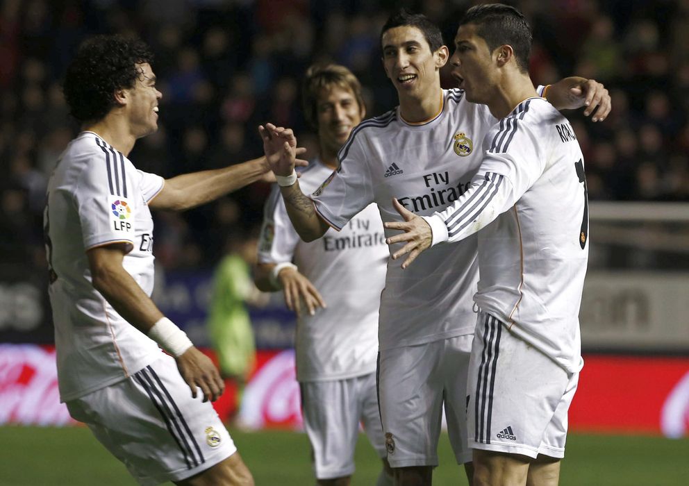 Foto: Di María, junto a Cristiano y Pepe durante el partido Osasuna-Real Madrid (EFE)