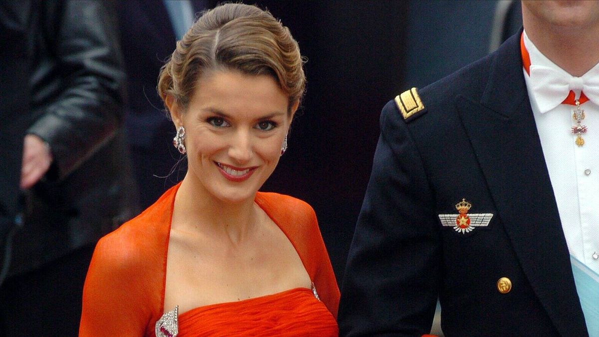 La intrahistoria del día que la reina Letizia reventó el Gotha con un vestido rojo de Caprile