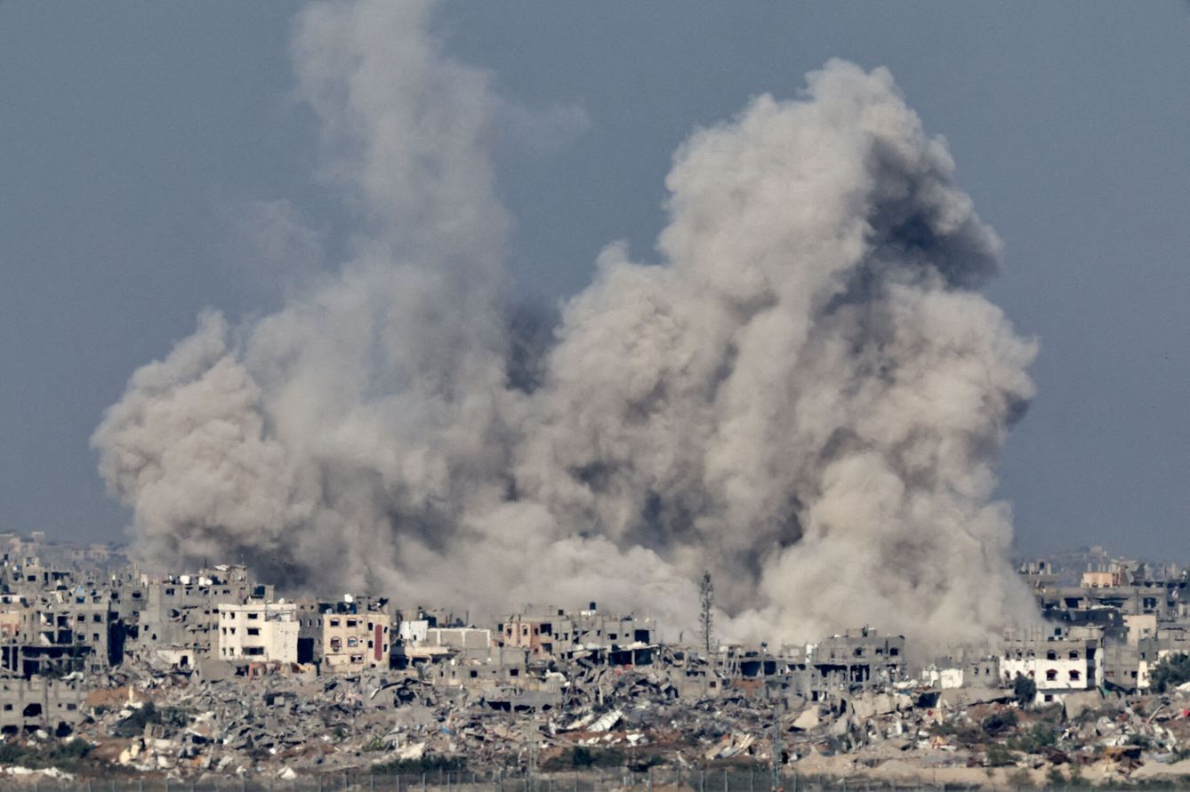 Escenas de destrucción en Gaza, bajo bombardeos israelíes. (Reuters/Athit Perawongmetha)