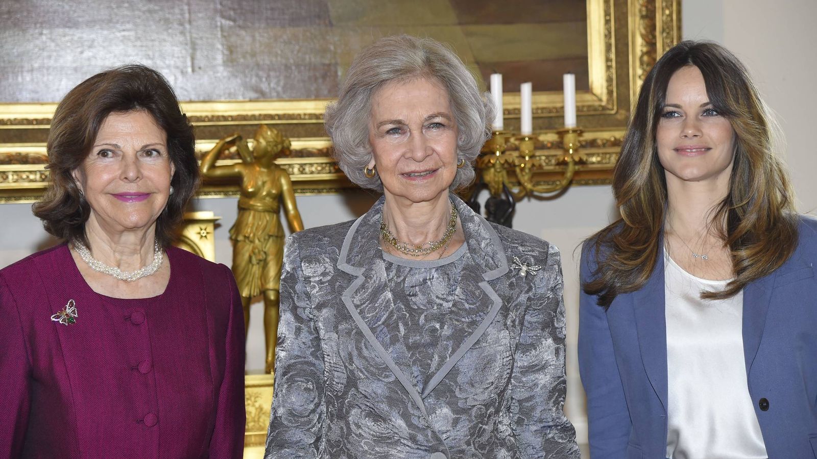 Foto: La reina Sofía y sus anfitrionas. (Cordon Press)
