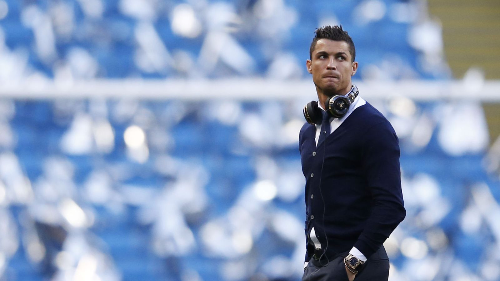 Foto: Cristiano Ronaldo, con gesto serio, en el Etihad Stadium, donde no pudo jugar ante el Manchester City. (Reuters)