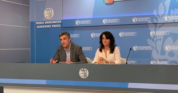 Foto: Jonan Fernández y Aintzane Ezenarro, durante la presentación del informe sobre las víctimas de la Guerra Civil en el País Vasco. (EC)
