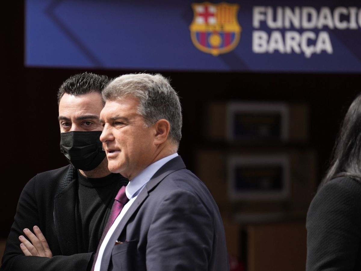Foto: El presidente del FC Barcelona, Joan Laporta, junto al entrenador del primer equipo, Xavi Hernández. (EFE/Alejandro García)