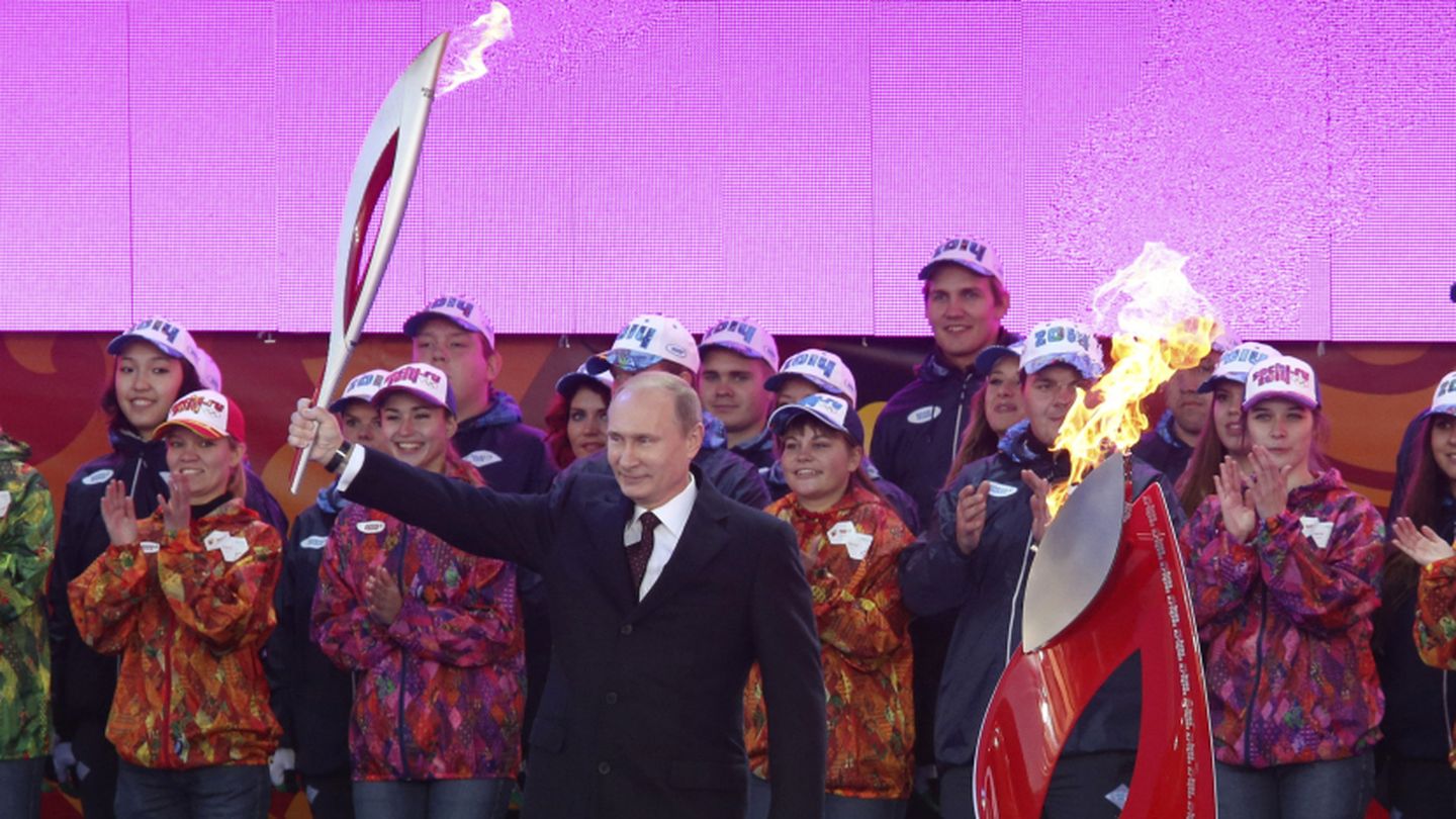 El presidente ruso Vladimir Putin sostiene la antorcha olímpica en Moscú (Reuters).