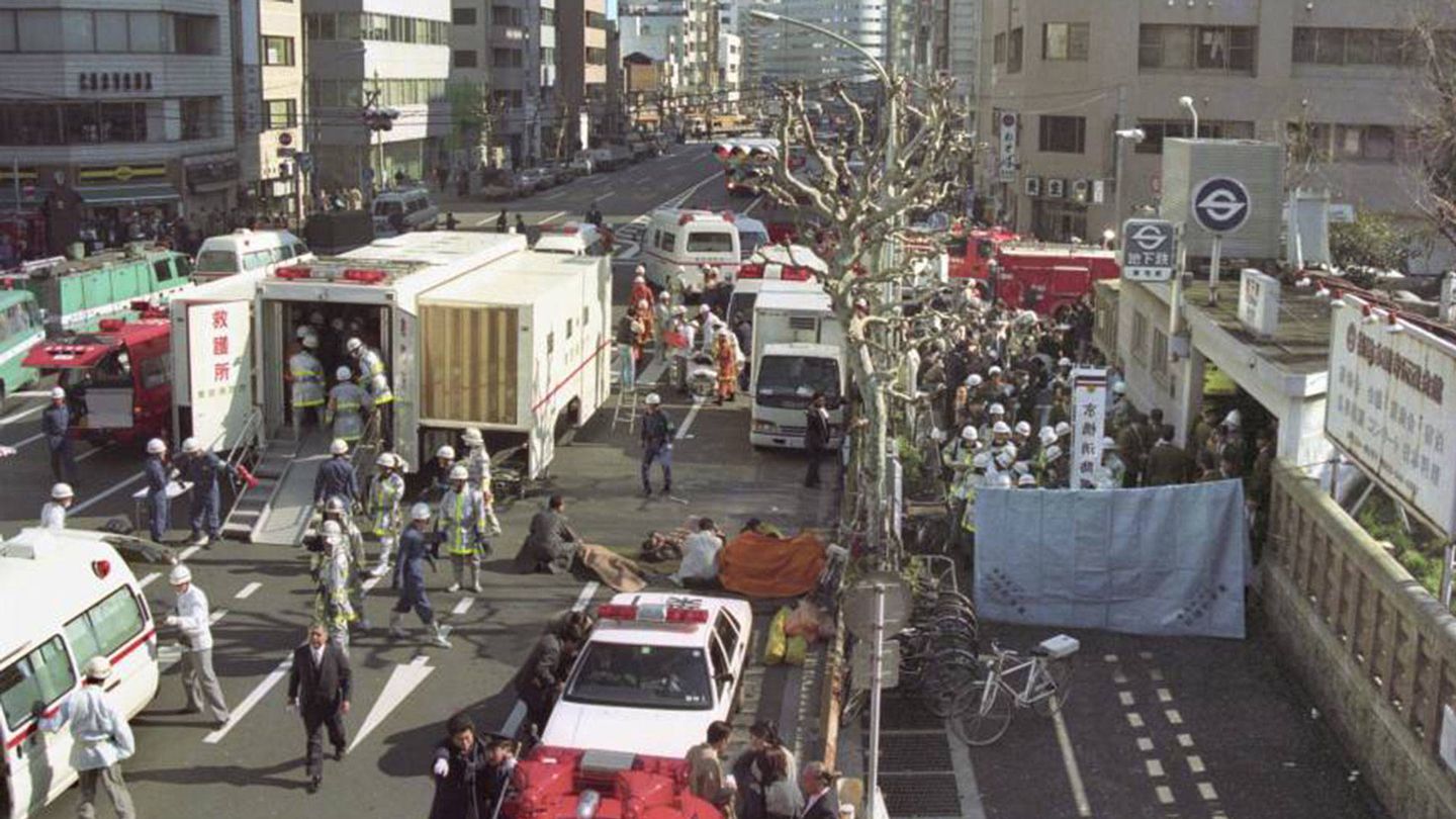 Las autoridades montaron un hospital de campaña en las calles para atender a los heridos en le metro de Tokio. (Reuters)