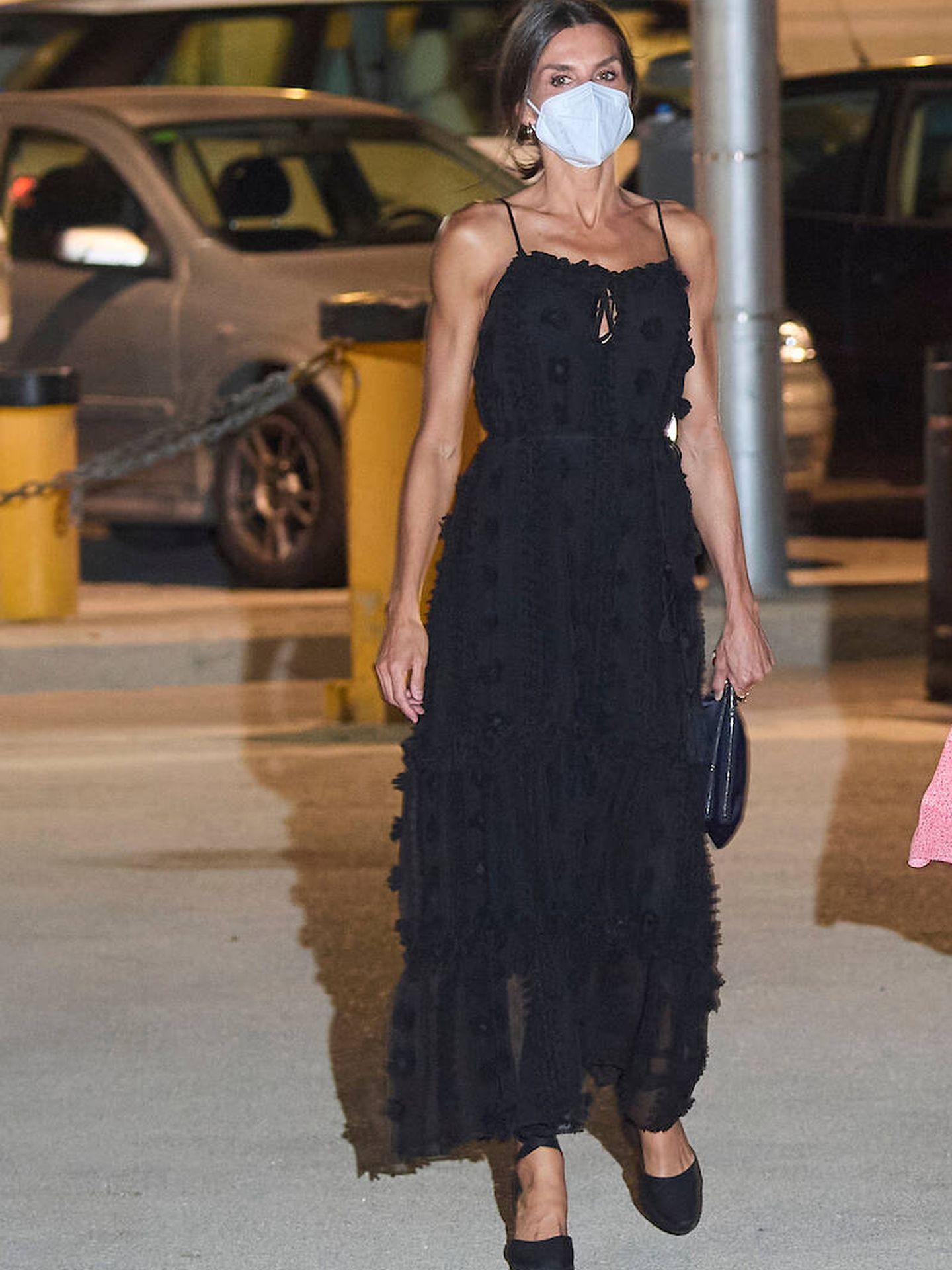 La reina Letizia con vestido negro de Uterqüe en Mallorca. (Limited Pictures)
