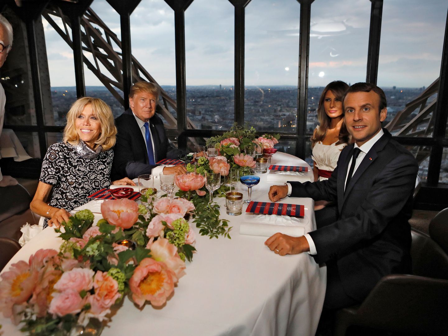 Cenando en la Torre Eiffel. (Reuters)