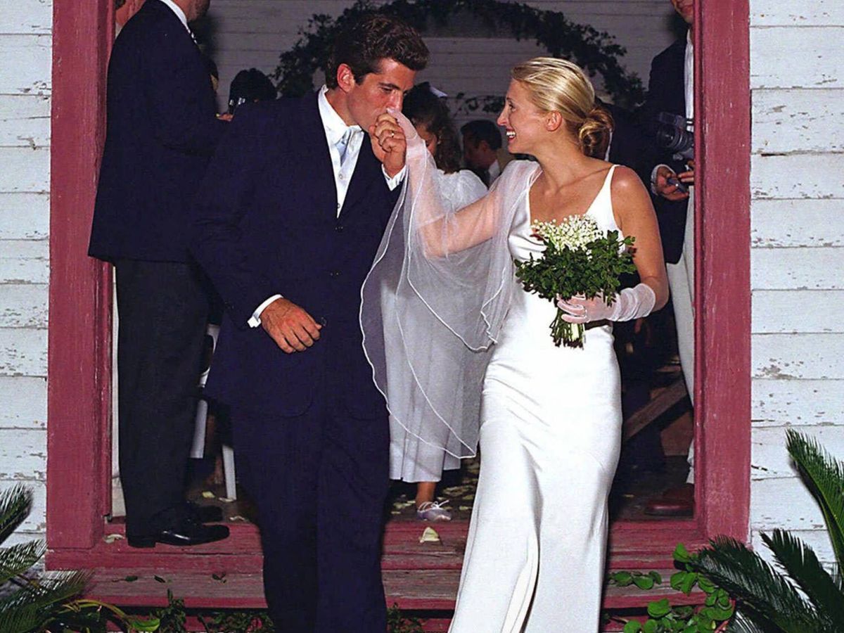 Foto: Carolyn Bessette y John F. Kennedy Jr. en su boda. (Gtres)